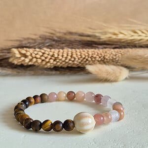 Armband met edelstenen, lavastenen en keramieke kraal | Blossom