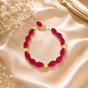 Armband met Rode Glaskralen en Goudkleurige Accenten