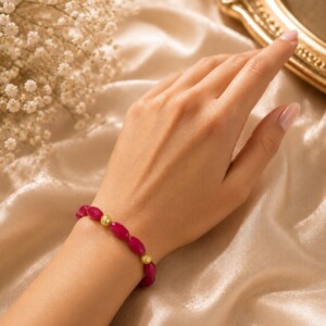 Armband met Rode Glaskralen en Goudkleurige Accenten