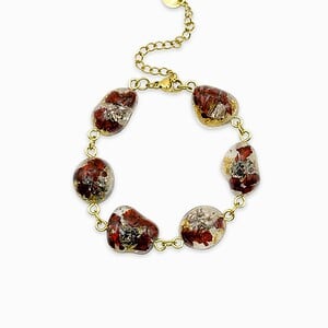 Armband met Steenvormige Hangers Gevuld met Echte Bloemen uit Scheveningen (The Final Chapter)