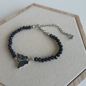Armband met Zwarte Facetkralen en Vlinderbedel – Handgemaakte Verstelbare Damesarmband