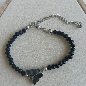 Armband met Zwarte Facetkralen en Vlinderbedel – Handgemaakte Verstelbare Damesarmband