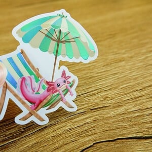 Axolotl beach 8x7,1cm sticker holografisch