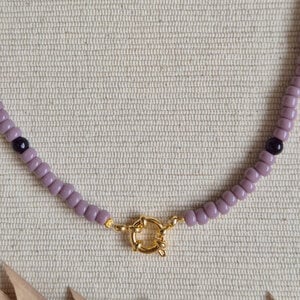 Basic ketting amethist en miyuki kralen met boeisluiting voor bedels