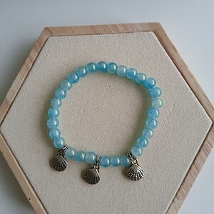 Blauwe Elastische Kralenarmband met Schelpbedels – Handgemaakte Beach Armband voor Dames