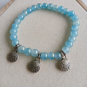 Blauwe Elastische Kralenarmband met Schelpbedels – Handgemaakte Beach Armband voor Dames