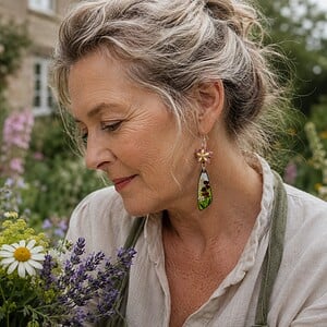 Bloementuin & Zomerbries, cottagecore oorbellen met emaille bedels en geweven bloemetjes