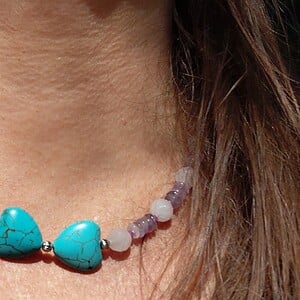 Blue Heart: ketting met twee turquenietharten, rozekwarts, amethist en robijntjes