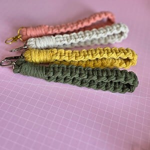 Boho Macramé Wrist Keychain – Pols Sleutelhanger van Koord