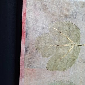 Botanische Wanddecoratie – Ecoprint Vijgenblad met Gouddetails (48 x 130 cm)