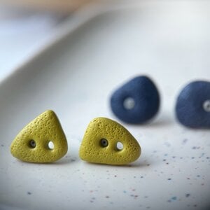 Boulder knopjes oorbellen