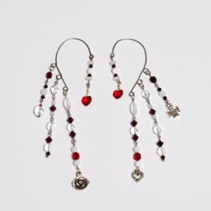 Ear Cuffs Rozenhof | Handgemaakte oorhangers met rode Swarovski hartjes, roos en kruis bedels | Draagbaar zonder gaatjes