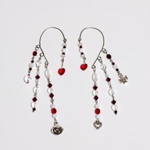 Ear Cuffs Rozenhof | Handgemaakte oorhangers met rode Swarovski hartjes, roos en kruis bedels | Draagbaar zonder gaatjes