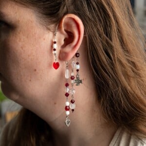 Ear Cuffs Rozenhof | Handgemaakte oorhangers met rode Swarovski hartjes, roos en kruis bedels | Draagbaar zonder gaatjes