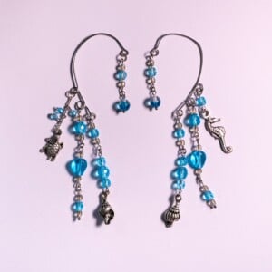 Ear Cuffs Zeeleven | Handgemaakte oorhangers met blauwe glaskralen, schildpad en zeepaardje | Draagbaar zonder gaatjes