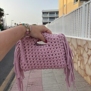 Gehaakt tasje met franjes roze