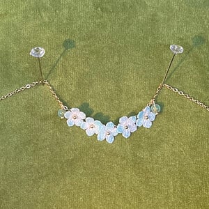 Gehaakte Vergeet-mij-niet Armband – Fijne Handgemaakte Bloemensieraad