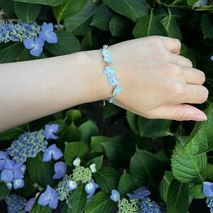 Gehaakte Vergeet-mij-niet Armband – Fijne Handgemaakte Bloemensieraad