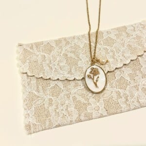 Gouden Bloemenhalsketting met Parel – Paperwhite ✨