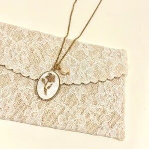 Gouden Bloemenhalsketting met Parel – Paperwhite ✨
