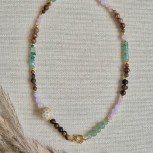 Gouden ketting met boeisluiting en opvallende keramieke kraal | Meadow