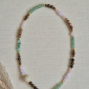 Gouden ketting met boeisluiting en opvallende keramieke kraal | Meadow