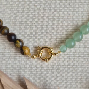 Gouden ketting met boeisluiting en opvallende keramieke kraal | Meadow