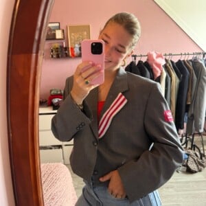 Grijze blazer met donker roze Adidas details
