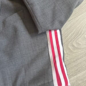 Grijze blazer met donker roze Adidas details