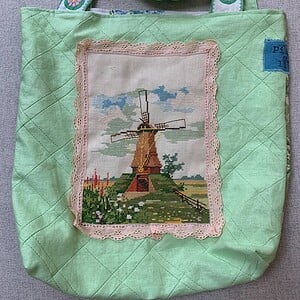 Groene Totebag van vintage stoffen en geborduurde molen