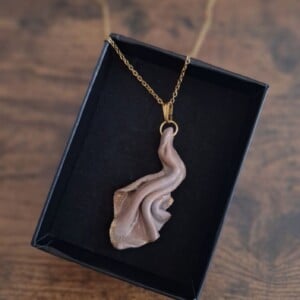 Handgemaakte hanger - artistieke halsketting - unieke statement hanger | artisanaal juweel voor haar | Whispering Silk
