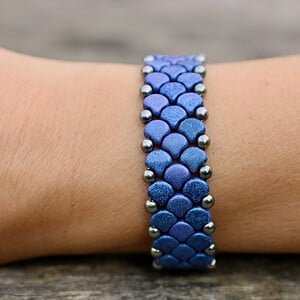 Handgemaakte kralenarmband 'Snake Skin Blue' — Ginko kralen, 19 cm