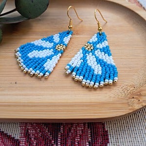 Handgemaakte madelief oorbellen blauw-wit met mini-fringe