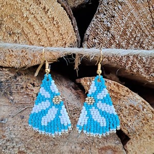 Handgemaakte madelief oorbellen blauw-wit met mini-fringe