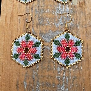 Handgemaakte Miyuki Delica oorbellen – Hexagon Bloem