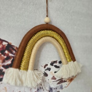 Handgemaakte regenboog hanger (15 × 11 cm) in warme aardetinten. Uniek, lichtgewicht en perfect voor elke kamer
