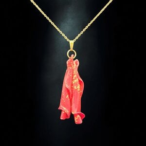 Handgemaakte rode hanger - uniek juweel - speciaal artisanaal geschenk - "Equality"