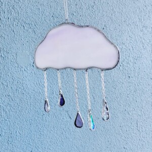 Handgemaakte Tiffany glas-in-loodwolk met regendruppels