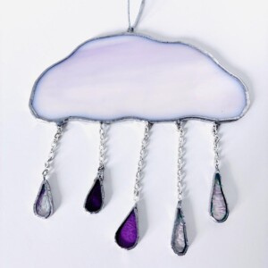 Handgemaakte Tiffany glas-in-loodwolk met regendruppels