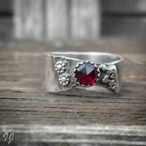 Handgemaakte zilveren ring met roosgeslepen granaat