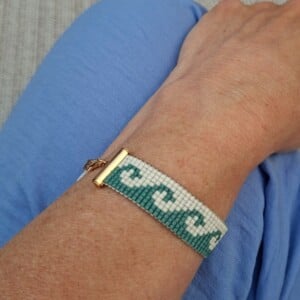 Handgeweven Miyuki kralenarmband waves green