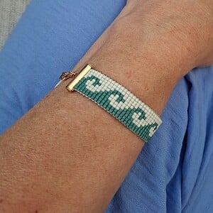 Handgeweven Miyuki kralenarmband waves green