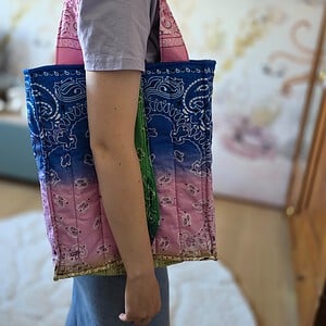 Handmade Bandana Tote Bag – Quilted Patchwork Tas in Roze Blauw Groen – Studio Siesoo Shopper – Unieke Stoffen Tas – Cadeau voor Haar