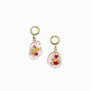 Huggie Hoop Oorbellen met Stenen Gevuld Echte Bloemen uit Lugano (Strawberry Lemonade)