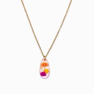 Ketting met Druppelvormige Hanger Gevuld met Echte Bloem uit Den Haag (Fleur de Soleil)
