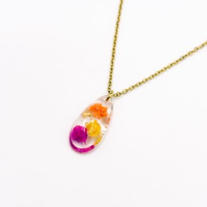 Ketting met Druppelvormige Hanger Gevuld met Echte Bloem uit Den Haag (Fleur de Soleil)