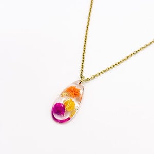 Ketting met Druppelvormige Hanger Gevuld met Echte Bloem uit Den Haag (Fleur de Soleil)