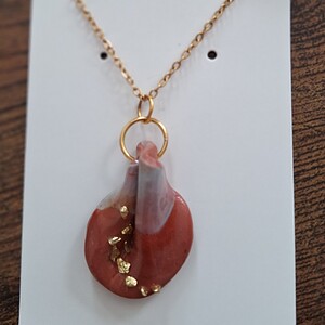 Ketting met hanger in terracotta  | artisanale hanger | Speciaal kado voor haar | handgemaakt sieraad | uniek stuk