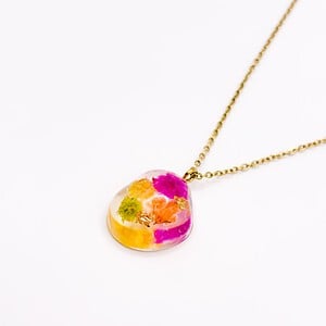 Ketting met Kiezelvormige Hanger Gevuld met Echte Bloem uit Den Haag (Fleur de Soleil)