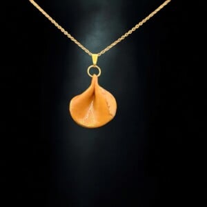 Ketting met oranje hanger | Unieke bloemblaadjeshanger | Speciaal kado voor haar | slechts 1 exemplaar | Artisanale halsketting
